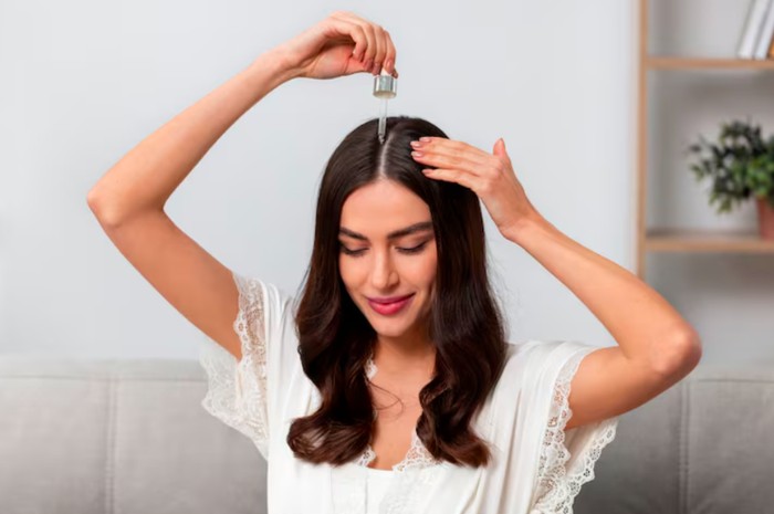 Scalp serum. Perawatan kulit kepala dan rambut untuk menjaga akar tetap sehat/Foto: freepik.com/freepik