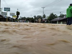 Terendam Banjir, Akses Jalan Padang-Bukittinggi Sumbar Tak Bisa Dilalui