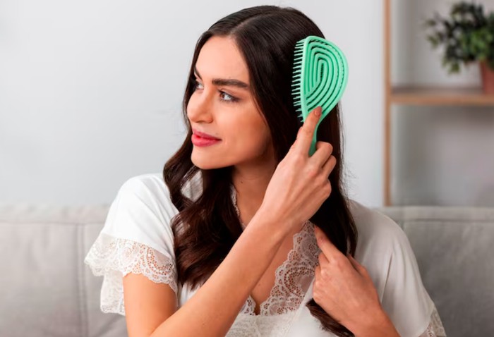 Sisir rambut berkualitas. Penting untuk mengurangi kerusakan/Foto: chenliejia.com/freepik.com/freepik