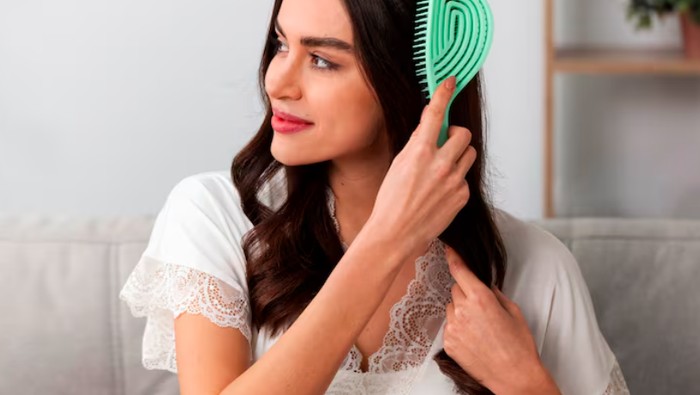 Sisir rambut berkualitas. Penting untuk mengurangi kerusakan/Foto: chenliejia.com/freepik.com/freepik