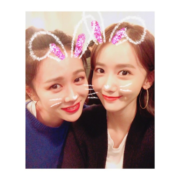 <p>Son Ye Jin dan YoonA SNSD berpose menggunakan efek imut dalam potret kedekatan mereka. Keduanya juga merupakan artis Korea yang telah menjalin persahabatan sejak lama hingga membuat hangat hati para penggemar. (Foto: Instagram @yoona__lim)</p>