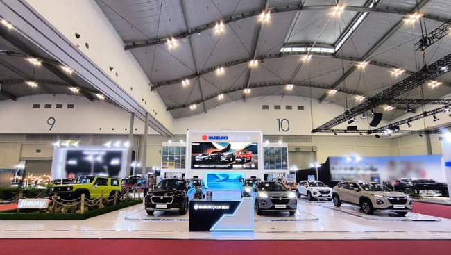 Stan Suzuki hadir dengan konsep menarik, lengkap dengan deretan mobil andalan yang siap menyapa pengunjung GJAW 2025.
