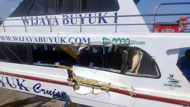 Kapal cepat Wijaya Buyuk 1 bertabrakan dengan Bintang Laut Diving di perairan Nusa Peninda, Bali. Delapan orang terluka.