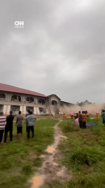 Detik-detik Gedung Pesantren di Aceh Ambruk Diterjang Banjir