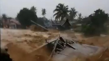 Penampakan Jembatan Gunung Nago di Padang Putus Diterjang Banjir