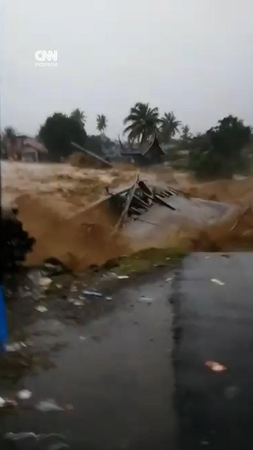 Penampakan Jembatan Gunung Nago di Padang Putus Diterjang Banjir