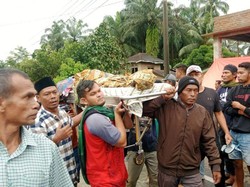 Warga Bawa Jenazah Pakai Tandu Lintasi Banjir di Pasaman Barat