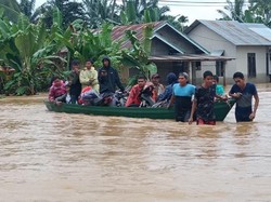 Warga Pasaman Barat yang Terjebak Banjir Dievakuasi Pakai Sampan