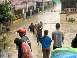 Ratusan Rumah di Belakang Polsek Sunggal Terendam Banjir, Warga Ngungsi