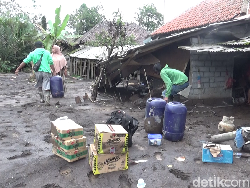 Warga Mengais Barang Berharga di Rumah yang Tertimbun Erupsi Semeru