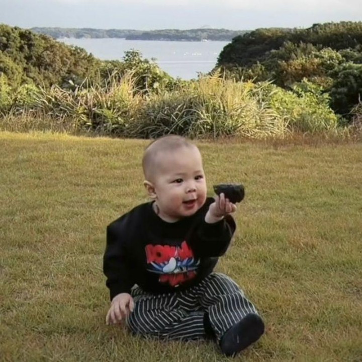 <p>Sejak lahir, Nael selalu berhasil mencuri perhatian netizen dan ekspresinya kerap membuat orang tertawa. Pada potretnya saat sedang liburan ke Jepang, Nael terlihat sangat <em>happy</em> dengan wajahnya yang begitu menggemaskan, Bunda. (Foto: Instagram @nikitawillyofficial94)</p>