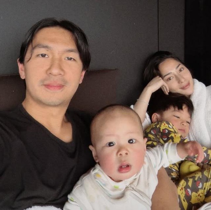 <p>Saat sedang melakukan&nbsp;<em>selfie</em> bersama, ekspresi anak&nbsp;kedua Nikita Willy ini sukses membuat netizen terhanyut gemas melihatnya. Dengan wajah polosnya, Nael memperlihatkan rasa penasarannya saat sedang difoto, Bunda. (Foto: Instagram @nikitawillyofficial94)</p>