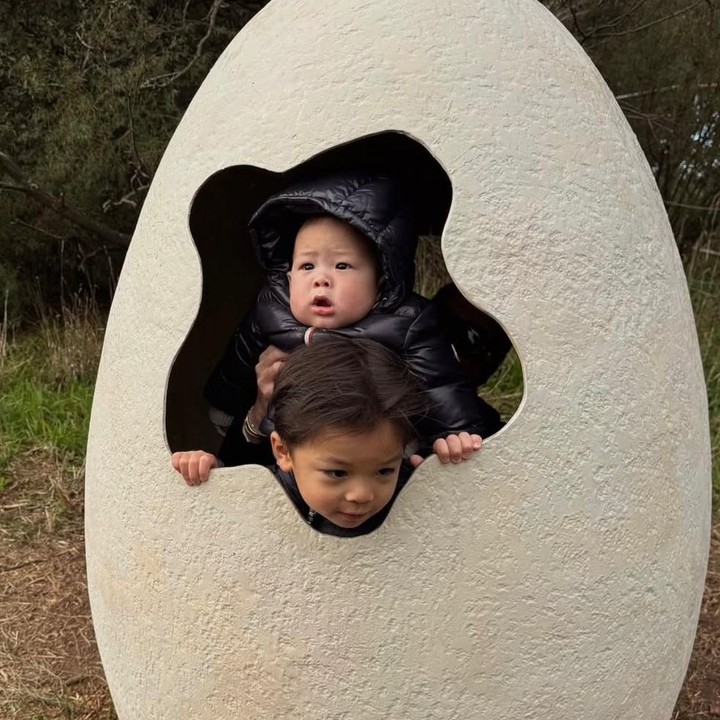 <p>Nael juga terlihat sangat dekat dengan sang kakak, Issa. Beberapa momen kebersamaan mereka pun terekam di media sosial, dan Issa memiliki panggilan sayang untuk sang adik, yakni Dudung. Ekspresi polos yang ditunjukkan Nael ini membuat para netizen ramai berkomentar di Instagram. "Lucu banget Dudung," kata <em>@dew****</em>. "Lucuu banget dibawa kemana-mana Nael tetep anteng,"&nbsp;tulis&nbsp;<em>@bbb****</em>. "<em>Baby</em> Dudung menggemaskan," tambah&nbsp;<em>@awi****</em>. (Foto: Instagram @nikitawillyofficial94)</p>