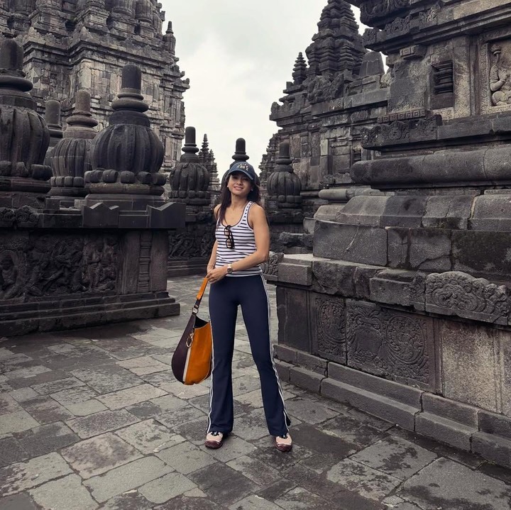 <p>Dalam potret yang dibagikannya, Acha terlihat berpose di depan beberapa candi yang ada di Candi Prambanan. Di kunjunganya kali ini, Acha tampak mengenakan pakaian <em>casual</em>, yakni kaus tanpa lengan atau <em>sleeveless t-shirt</em> dengan motif garis putih dan biru navy. Bunda satu anak ini melengkapi gayanya dengan celana panjang dan topi yang berwarna senada dengan bajunya. (Foto: Instagram @septriasaacha)</p>