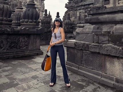 Potret Acha Septriasa Berlibur ke Yogyakarta, Kunjungi Candi Prambanan
