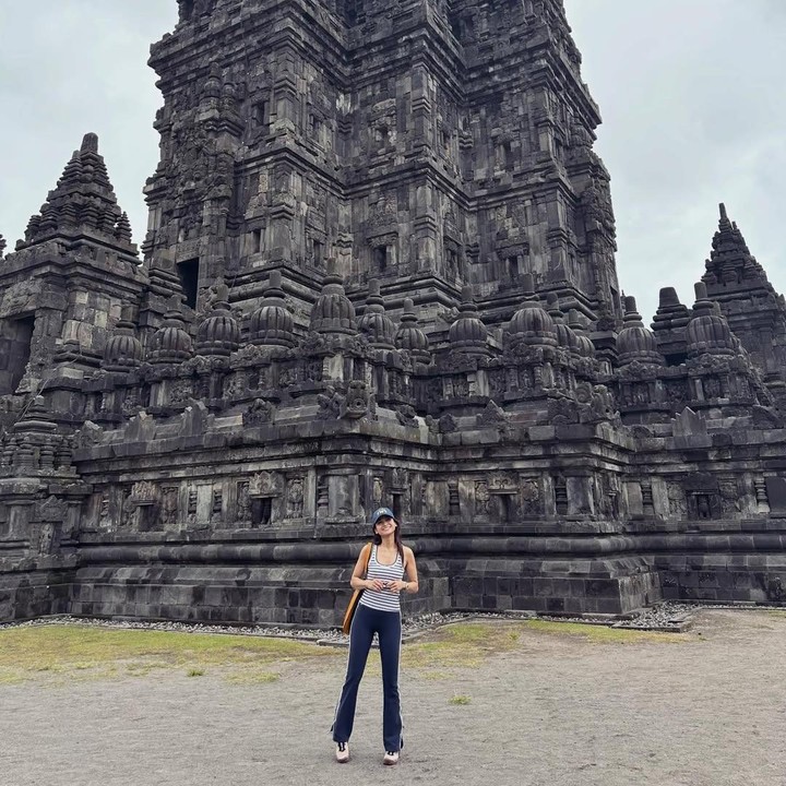 <p>Aktris Acha Septriasa tengah pulang kampung ke Indonesia. Melalui unggahan di Instagram, Acha baru-baru ini membagikan potretnya saat mengunjungi Candi Prambanan yang terletak di kawasan Sleman, Daerah Istimewa Yogyakarta. Perlu diketahui, Acha sudah beberapa tahun belakangan menetap di Australia, Bunda. (Foto: Instagram @septriasaacha)</p>
