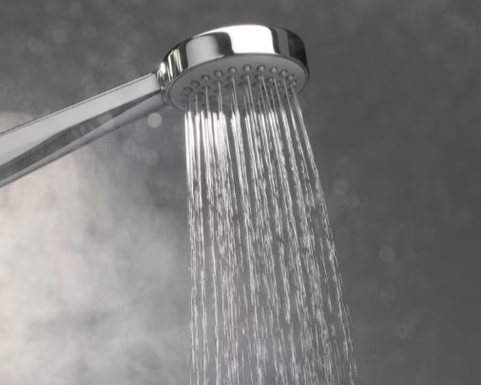 Air Panas Bikin Frizzy Hair Parah, Ini Cara Agar Rambut Tidak Mengembang/Foto: freepik.com/freepik