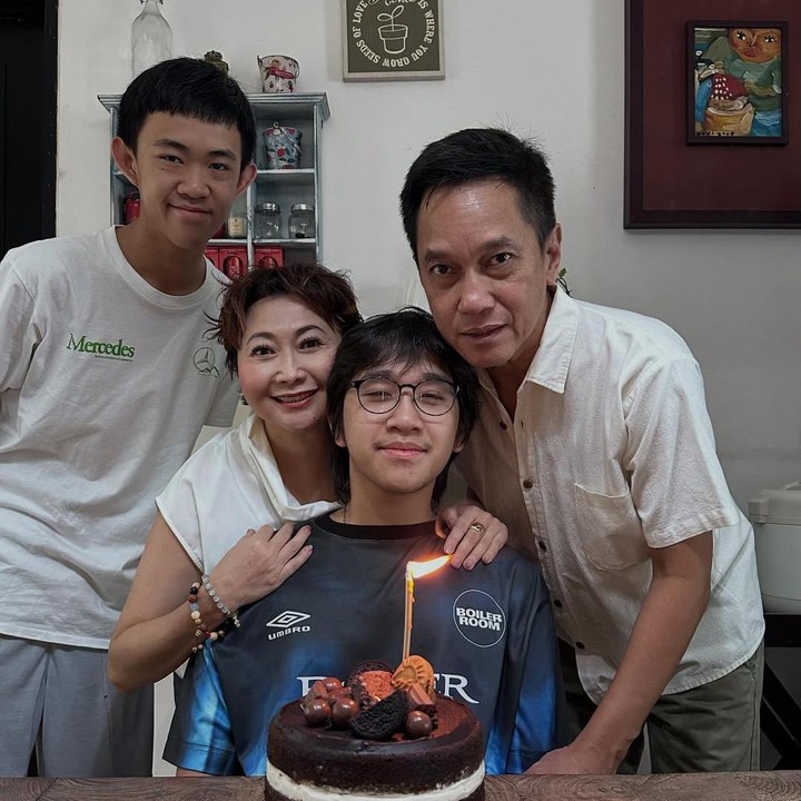 <p>Melihat anak tumbuh dan berkembang hingga dewasa tentunya menjadi momen yang tak ingin dilewatkan oleh setiap orang tua. Inilah yang dirasakan oleh pembawa acara Indy Barends. (Foto: Instagram @indybarends)</p>