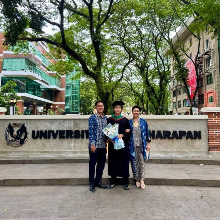 <p>Indy baru saja mendampingi putra sulungnya yang bernama Rafael Benaya Sarmanella menjalani upacara wisuda sarjana. Momen ini dibagikan langsung oleh Indy lewat beberapa foto yang diunggah di Instagram.&nbsp;(Foto: Instagram @indybarends)</p>