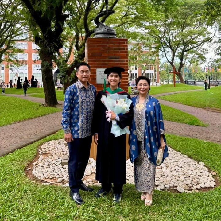 <p>Tampaknya darah seni Indy mengalir pada sang putra. Meskipun bukan terjun ke dunia akting seperti ibunda, Rafael diketahui tertarik dengan desain. Ia pun diketahui meraih gelar sarjana desain dari Universitas Pelita Harapan.&nbsp;(Foto: Instagram @indybarends)</p>