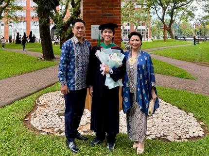 Anak Sulung Wisuda, Intip Potret Bangga Indy Barends Dampingi Raphael Lulus S1