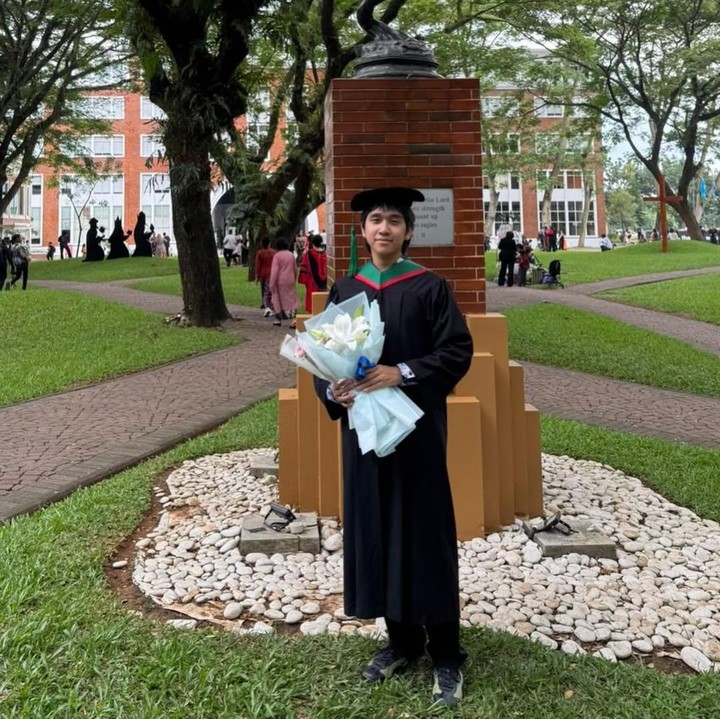 <p>Tak hanya itu, ia pun menuliskan kata-kata menyentuh untuk Rafael. &ldquo;Selamat jadi anak muda yang harus siap mulai babak baru dalam hidu. Doa mam pap selalu setiap waktu. Tuhan memberkati dan kami mencintaimu. Selamat lulus Rafael Benaya, S.Ds,&rdquo; tuturnya.&nbsp;(Foto: Instagram @indybarends)</p>