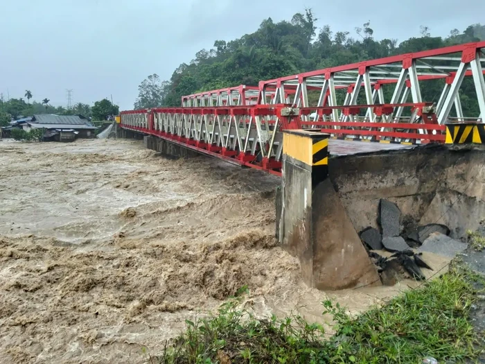 Jembatan terputus akibat banjir di Kabupaten Tapanuli Utara, Sumatra Utara, Selasa (25/11).
