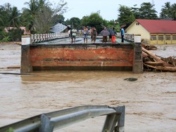 Banjir Besar Lumpuhkan Jalur Aceh-Sumut-Sumbar, Mobil & Bus Tak Bisa Lewat