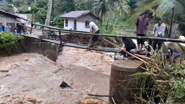 Pemkab Solok menetapkan status darurat bencana alam hidrometeorologi selama 14 hari menyusul bencana banjir.