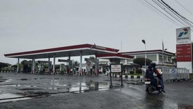 Ketersediaan bahan bakar minyak (BBM) jenis pertalite di sejumlah kawasan Kota Medan menipis saat banjir melanda wilayah tersebut. Kondisi ini memicu antrean panjang di SPBU dan menyulitkan warga beraktivitas, terutama mereka yang mengandalkan kendar