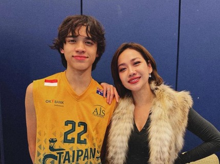 Gaya Bunga Citra Lestari Dampingi Sang Putra Noah Tanding Basket di Hong Kong, Stylish Abis Bun