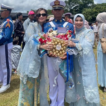 7 Momen Dewi Perssik Nangis Peluk Anaknya yang Lolos Taruna Akmil di Wisuda TNI & Akpol