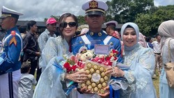 7 Momen Dewi Perssik Nangis Peluk Anaknya yang Lolos Taruna Akmil di Wisuda TNI & Akpol