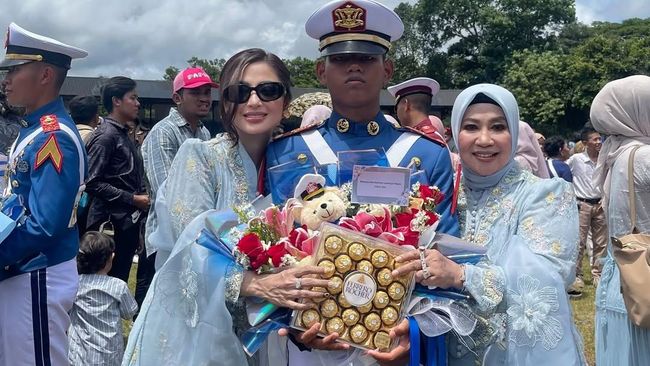 7 Momen Dewi Perssik Nangis Peluk Anaknya yang Lolos Taruna Akmil di Wisuda TNI dan Akpol
