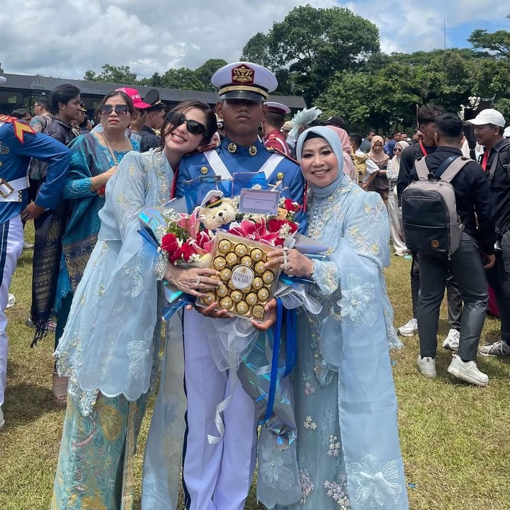 <p>Putra penyanyi dangdut Dewi Perssik, Felice Gabriel, lolos seleksi AKMIL pada tahun 2025. Gabriel resmi menjadi taruna di AKMIL setelah menjalani wisuda Pendidikan Dasar Intergratif (Prabhatar) Akademi Tentara Nasional Indonesia (TNI). Prestasi yang diraih Gabriel ini membuat Dewi Perssik bangga sekaligus haru. "<em>Proud of you mas Gabriel bismilah barokallah</em>, anakku, tarunaku yg tangguh, berbaktilah kepada bangsa dan negara, serta membahagiakan keluarga ya sayang," tulis di akun Instagram. (Foto: Instagram @dewiperssik9)</p>
