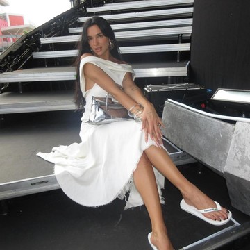 Dua Lipa Mix-and-Match Dress dengan Sandal Jepit Terjangkau, Kamu Bisa Kembaran!