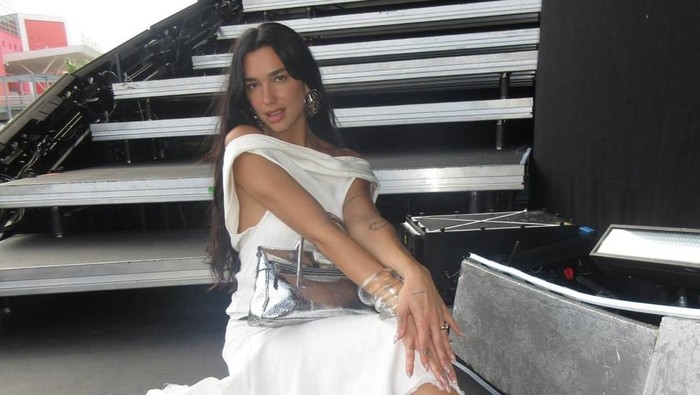 Dua Lipa Mix-and-Match Dress dengan Sandal Jepit Terjangkau, Kamu Bisa Kembaran!