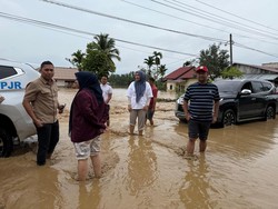 Istri Mualem 2 Hari Terjebak Banjir: Nginap di SPBU-Numpang Truk CPO
