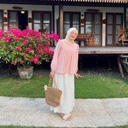 Get The Look: Ide Outfit Simple ke Pantai untuk Hijabers ala Adinda Valda