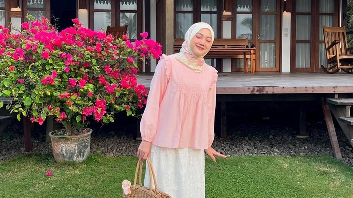 Get The Look: Ide Outfit Simple ke Pantai untuk Hijabers ala Adinda Valda