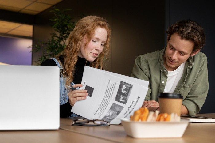 Iklan komersial pertama lampu Natal muncul di Majalah Scientific American edisi 28 November 1990. Namun harganya masih mahal sehingga disarankan untuk disewa/Foto: Freepik.com