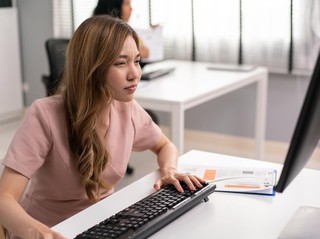Cara Pasang Dual Monitor di Laptop Biar Kerja Nggak Ribet Pindah Tab