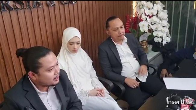 Inara Rusli Perdana Muncul usai Isu Perselingkuhan, Tahan Tangis hingga Minta Maaf