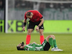 Amrabat Tak Sengaja Tendang Isco, Dua-duanya Cedera