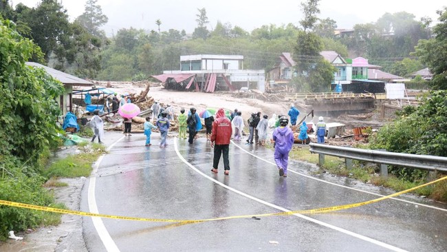 Proses evakuasi korban, pembukaan akses, hingga penyaluran logistik lewat darat di Kabupaten Bener Meriah, Aceh terancam terhenti karena pasokan BBM kritis.