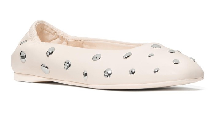 Kate Spade luncurkan koleksi Holiday 2025. Tawarkan tas, sepatu, perhiasan, hingga tumbler yang festive untuk sambut liburan akhir tahun.