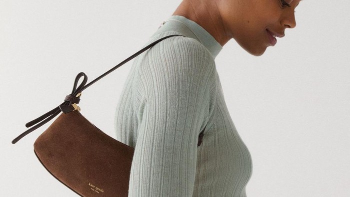 Kate Spade luncurkan koleksi Holiday 2025. Tawarkan tas, sepatu, perhiasan, hingga tumbler yang festive untuk sambut liburan akhir tahun.