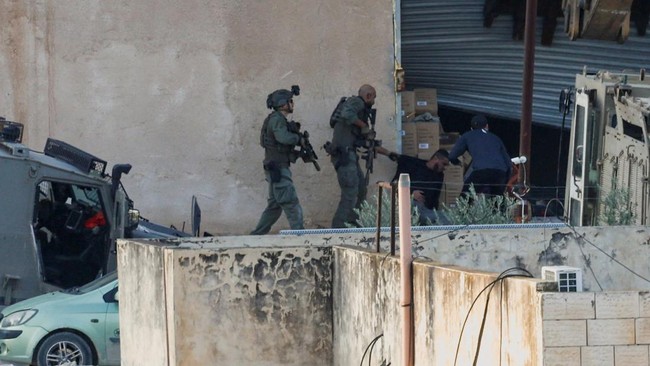 Pasukan Israel menguasai rumah warga dan memberlakukan jam malam di Qabatiya, Tepi Barat, dalam operasi militer besar-besaran.