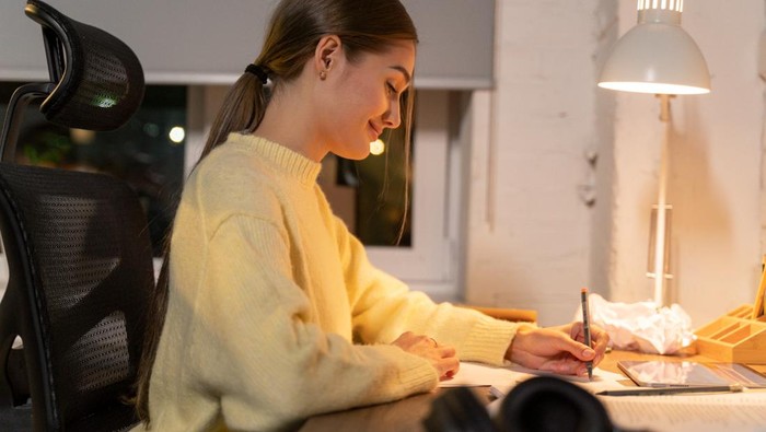 Refleksi diri atau menulis jurnal di malam hari bisa bantu kamu untuk tahu apa saja yang sudah dilakukan. Ini bisa memperlihatkan progres kamu dalam mencapai kesuksesan.