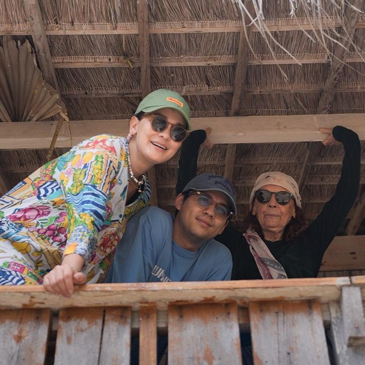 <p>Luna Maya baru-baru ini membagikan momen liburannya bersama sang suami, Maxime Bouttier, serta ibundanya, Desa Maya Waltraud Maiyer, saat berada di Pulau Rote, Nusa Tenggara Timur. Dalam perjalanan tersebut, mereka juga menyempatkan diri berkunjung ke rumah lama milik sang ibunda. (Foto: Instagram @lunamaya)</p>